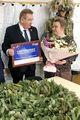 Борис Хохряков передал движению «Шьем для наших» сертификат на покупку новой ткани Борис Хохряков передал движению «Шьем для наших» сертификат на покупку новой ткани